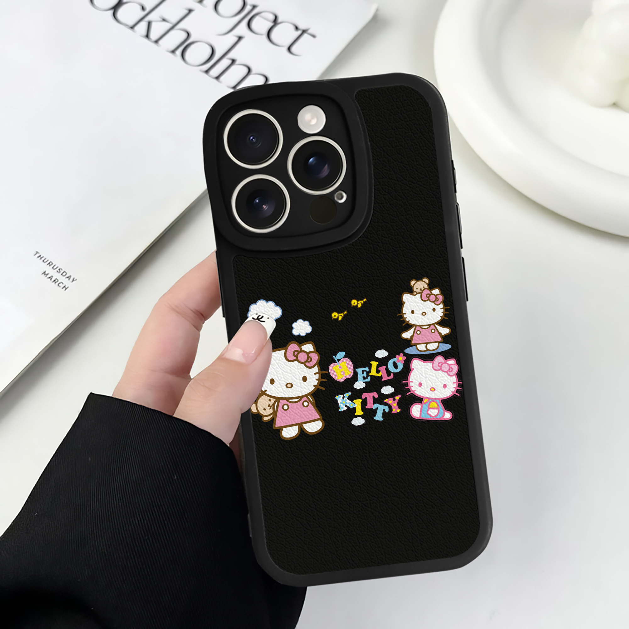 （画像用） Hello Kitty ハローキティ 【iPhone 16シリーズ対応】シリコンスマホケース（レザー調） 材質：シリコン